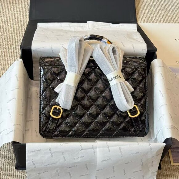 Classic CHANEL Bag: A Stylish and Versatile Choice for Elegance - Picture 6 of 7